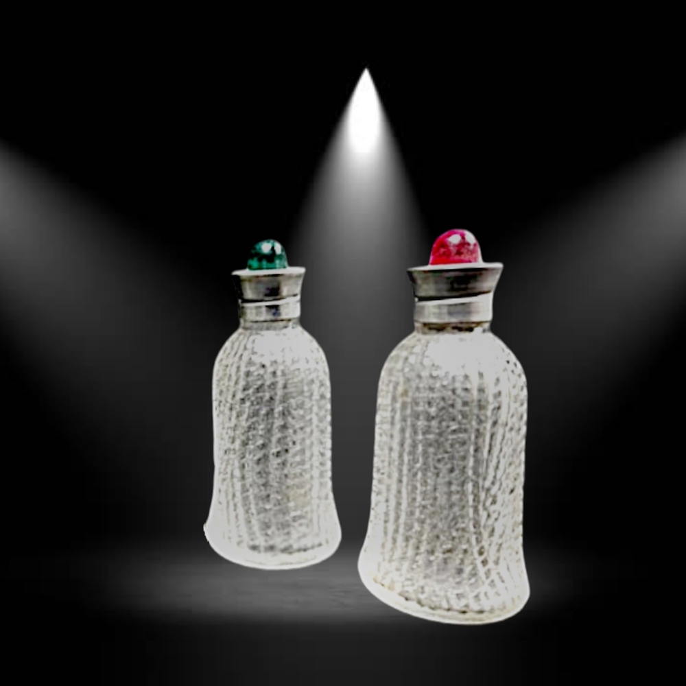 🌲10/$20. Christmas Motif Textured Glass Salt & Pepper Shakers